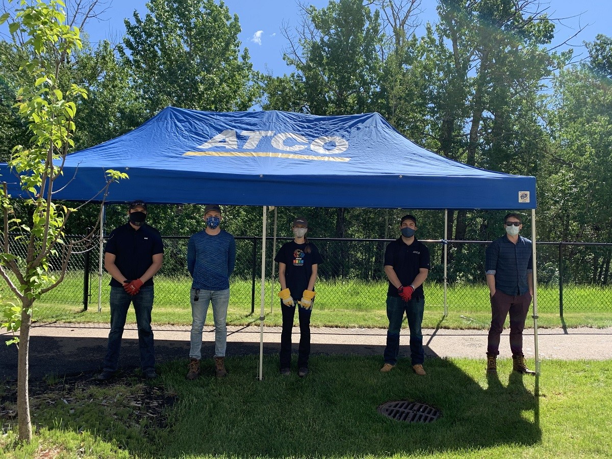 Spruce Grove tent set-up volunteers